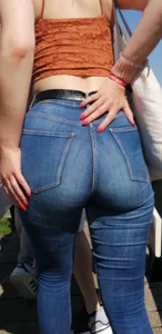 Thicc girl in tight jeans. Love the jeans