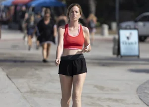 Hot candid summer girls in shorts, leggings and crop tops