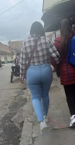 Lindo culazo en jeans ajustados