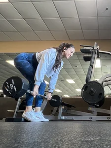 Petite gym cutie w a booty squatting