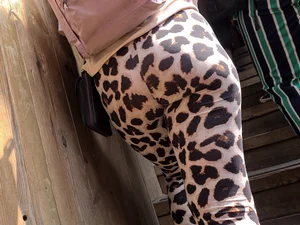 Tight leopard legging in themepark queue