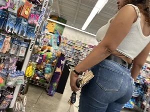 Brazilian gostosa in tight jeans (oc)