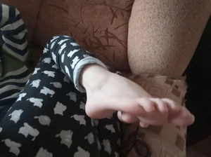 Teen girlfrined chilling on the couch and showing off her feet home creepshot