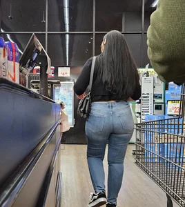 Juicy booty latina. Denim. (OC)