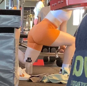 Gym pawg in orange shorts