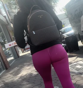 Jiggly Buttle butt in bright pink gym leggings