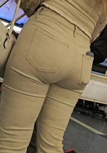 PAWG in light brown Jeans.