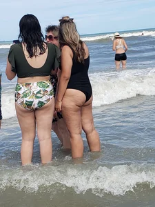 Latina ass in black on beach with family