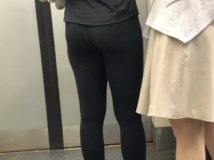 VPL subway teen wearing leggings