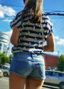Cute Teen in Mini-Shorts, Big Booty