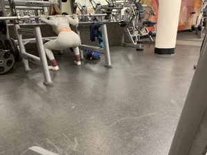 Hot gym babe in grey leggings with a nice ass doing squats