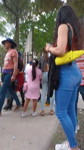 Teen hermosa con lindo culo y ricas tetas