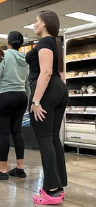 [OC] HOT Latina Big ASS Yoga pants VPL at grocery store