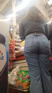 Latina big buttocks/perras nalgotas en jeans [oc]
