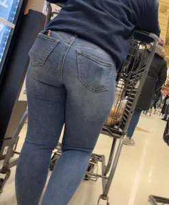 Dominican girl with nice ass in jeans