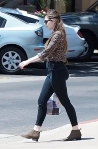 Thick booty brunette with nice ass in tight black jeans