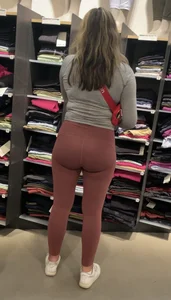 outrageously fat ass on this lulu employee