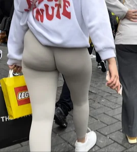 Hot bubblebutt with a jiggle in thight leggings