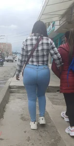 Lindo culazo en jeans ajustados