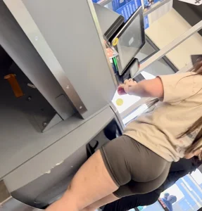 Amazing pawg  at the Self Check out