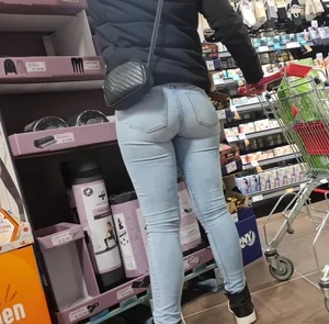 OC PERFECT BUTT in Tight Jeans