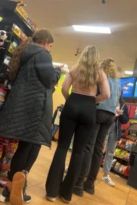 College blonde in leggings