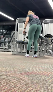 Hott ass in tight green leggings at the gym
