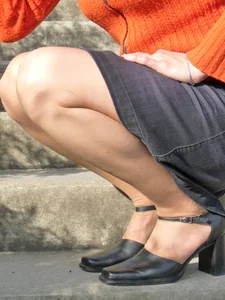 Milf sitting on the steps smoking uspkirted