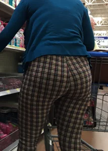 Nice big round booty in tight patterned leggings