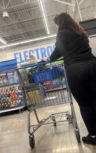 Pawg Mom with nice ass in spandex