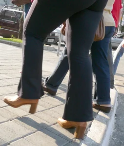 Lady with a nice big booty in leggings with vtl