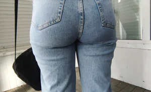Girl with a round ass🍑