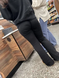 Black leggings/little wedgie