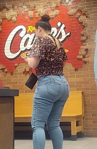 Mami showing off that Milf ass