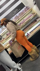 Big booty Ebony wanted everyone to stare