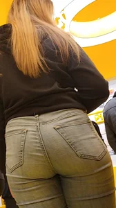 Blonde pawg in tight jeans