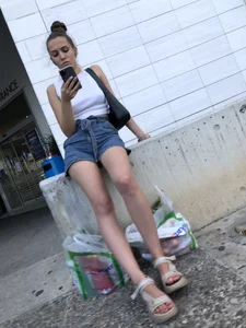 Hot candid chick wearing shorts, amazing long and slim legs