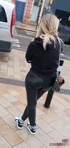 Blonde teen’s juicy booty in wet look leggings!