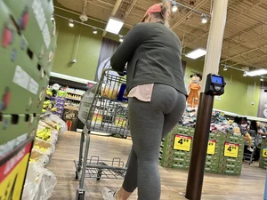 Thick MILF in grey leggings