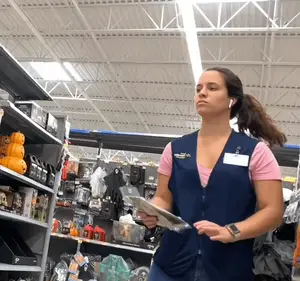 Walmart worker with thick ass (NOT-OC) credit TA candids