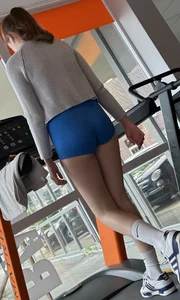 Gym girl in tight shorts with great ass. Also looking straight at the camera