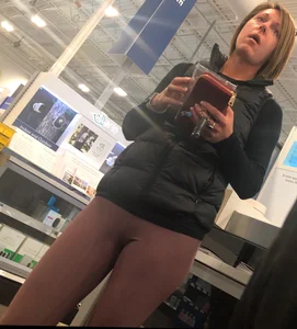 Skinny lady at Best Buy in tight leggings