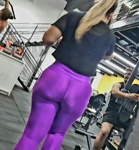 Blonde in leggings at the gym  (Brasil)