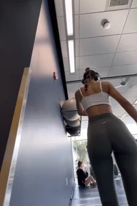 Must see! Gym babe bends over  / not OC