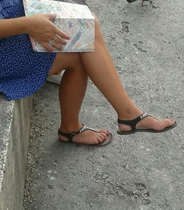Candid girls in public showing nice legs and feet