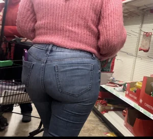 Nerdy butterface pawg with an amazing ass