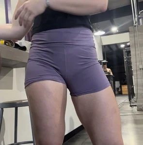 I love fit women. Short shorts, front VTL