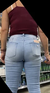 Walmart milf with PERFECT ass in tight jeans (oc)
