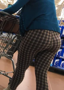 Nice big round booty in tight patterned leggings