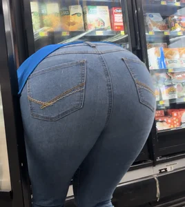 Bubble Ass Walmart Employee